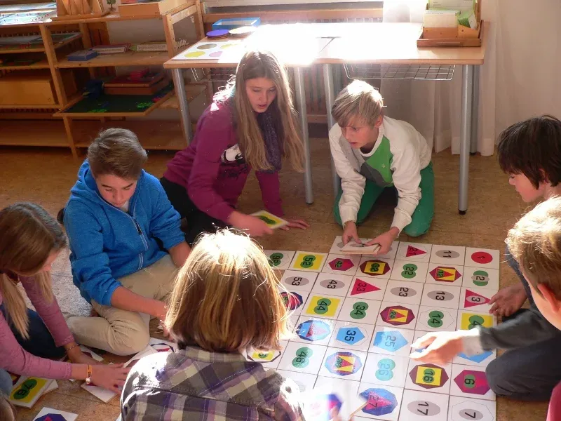 Kinder arbeiten in einer jahrgangsgemischten Lerngruppe