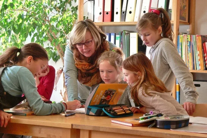 Kinder arbeiten gemeinsam in der Montessori-Lernumgebung