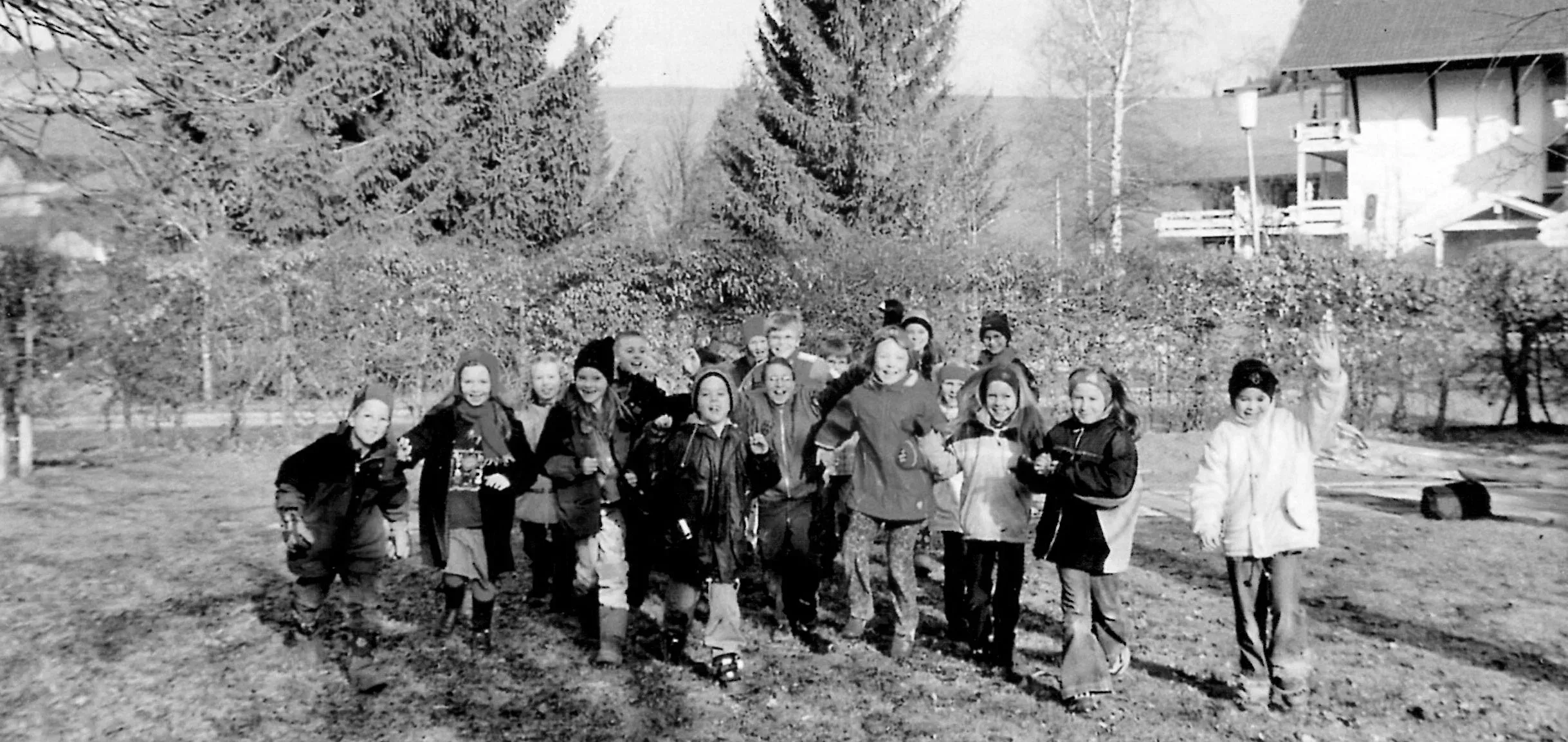 Kinder der ersten jahrgangsgemischten Klasse im Herbst 2001 vor dem Schulgebäude